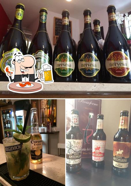 Puoi ordinare un rinfrescante bicchiere di birra chiara o scura