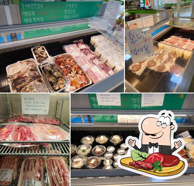 Tómate un plato con carne en 장바구니마트(WARENKORB Mart & Imbiss)
