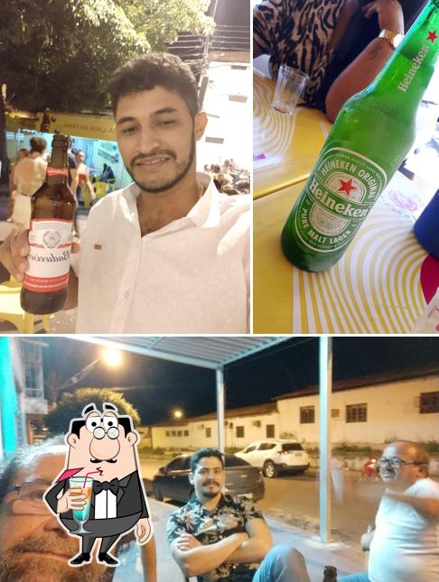 Confira a foto apresentando bebida e exterior a Calçada da Fama