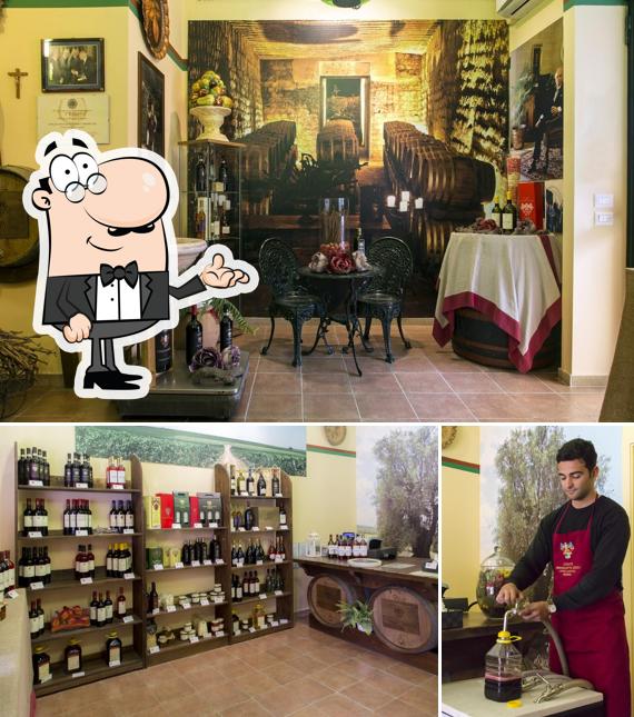 L'intérieur de Conte Spagnoletti Zeuli Enoteca e vendita Olio
