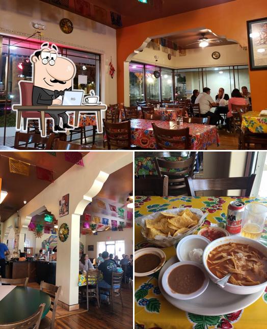 Посмотрите на внутренний интерьер "Casita Tejas Mexican Restaurant"