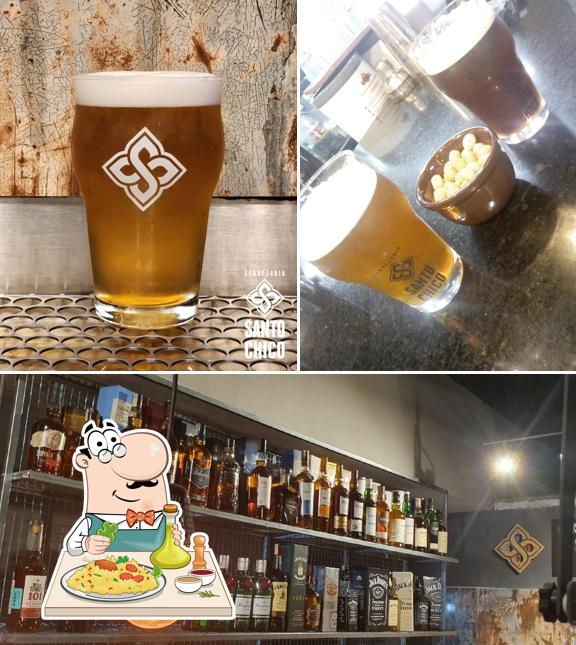 Esta é a imagem mostrando comida e cerveja no Cervejaria Santo Chico
