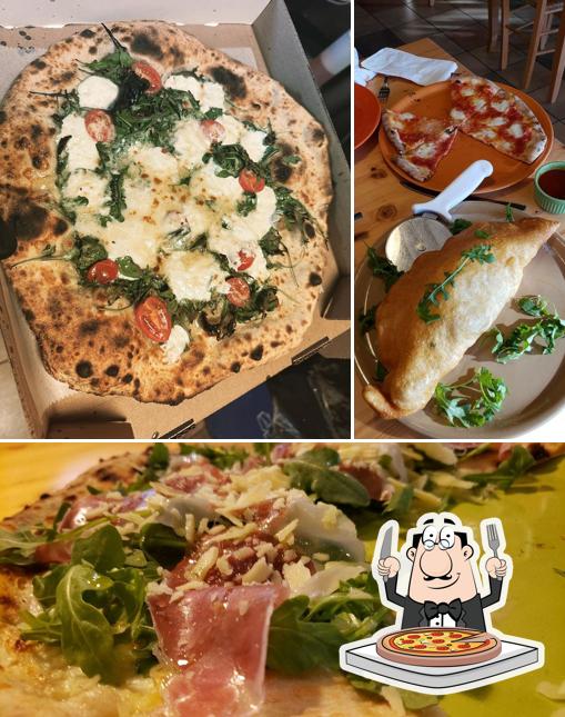 Elige una pizza en Naples Street Food Oceanside