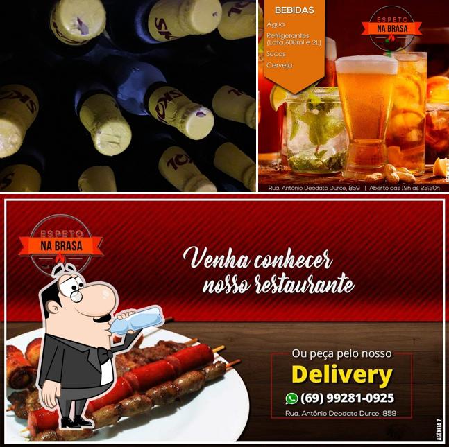Entre diversos coisas, bebida e comida podem ser encontrados a Espeto na Brasa