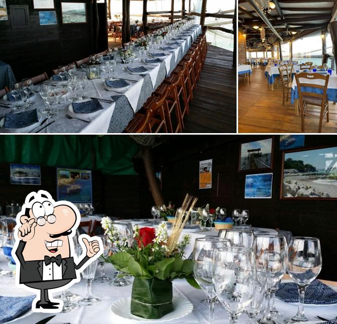 Tra le varie cose da Trabocco Punta Isolata si possono trovare la interni e tavolo da pranzo