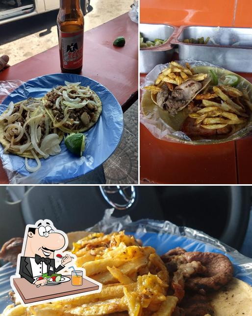 Comida en Tacos El Pirul