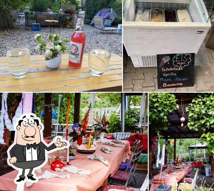 La intérieur et table à manger du restaurant