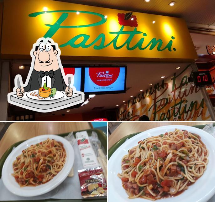 A imagem da comida e interior no Pasttini Esmeralda Shopping