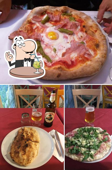 La bevanda e pizza del ristorante