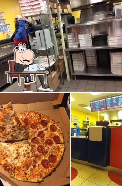 Внутреннее оформление и пицца - все это можно увидеть на этом фото из Domino's Pizza