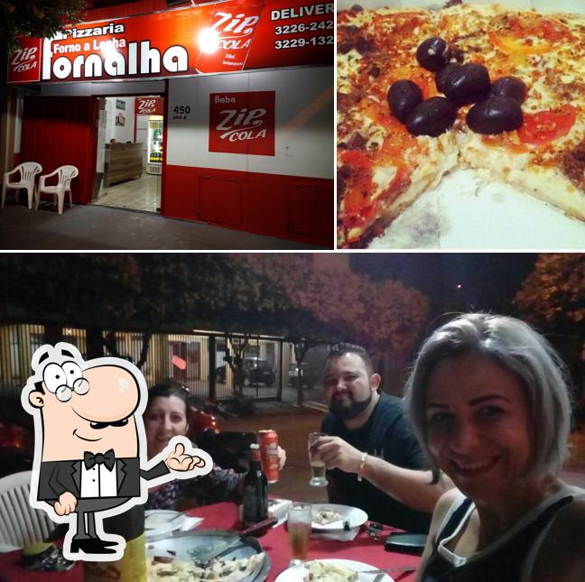 Dê uma olhada a ilustração apresentando interior e pizza a Fornalha Pizzaria