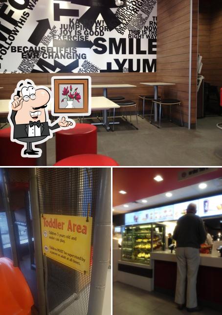 Installez-vous à l'une des tables de McDonald's