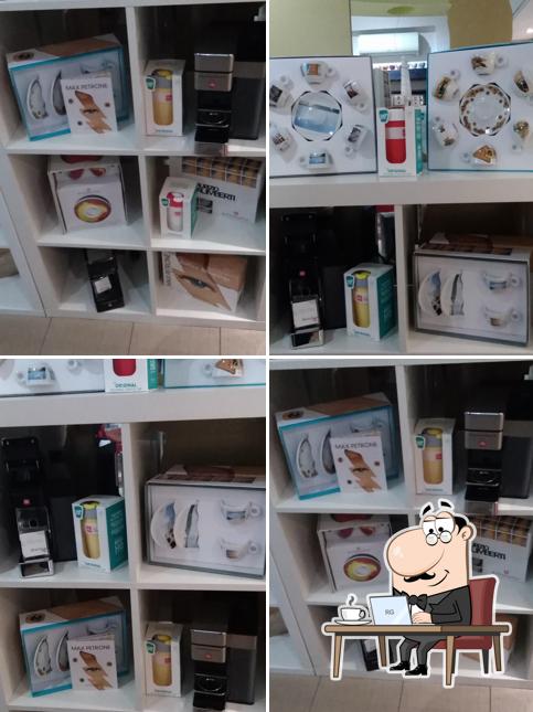 Dai un'occhiata agli interni di Caffé Cappuccini