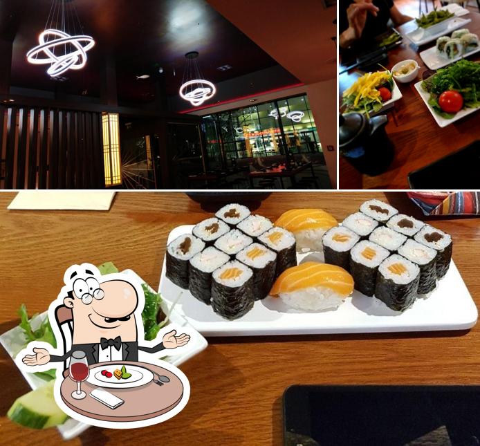 Столики и еда - все это можно увидеть на этом изображении из Mikomi Sushi & Grill