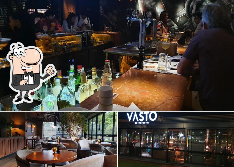 Sente em uma das mesas no Vasto Restaurante 108 Sul: Parrilla, Sushi, Carnes, Vinho, Chopp, Delivery DF