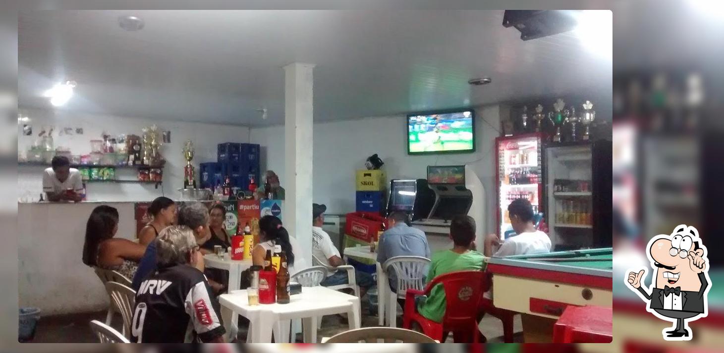 Sente em uma das mesas no Bar Do Bruno