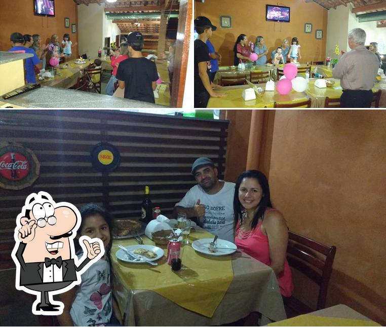 Sente em uma das mesas no Pizzaria Recanto