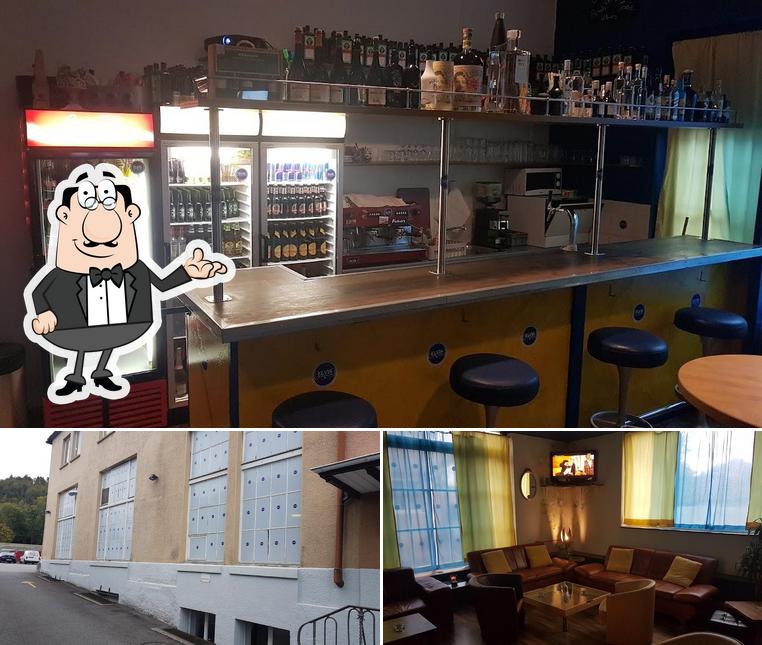 Dai un'occhiata agli interni di Café Bar Elvis