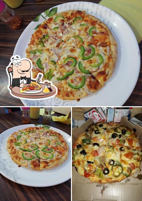 Try out pizza at Face Off Gaming Parlour and Cafe