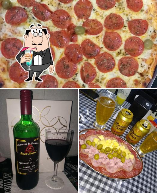 A bebida e pizza do restaurante