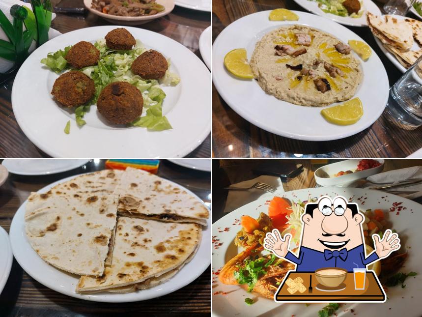 Falafels et saumon grillé à مطعم القلة قلعة الأجداد