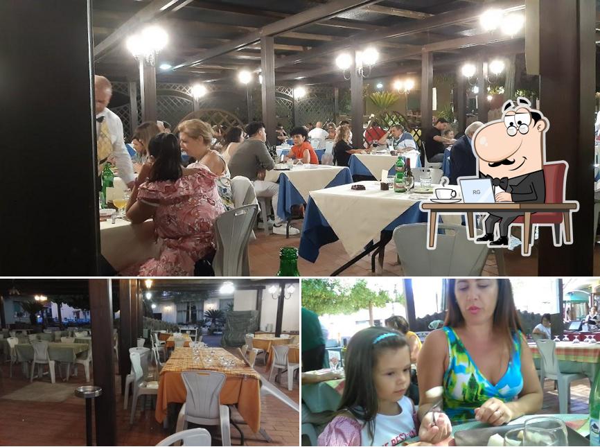 Siediti a un tavolo di La Contessa