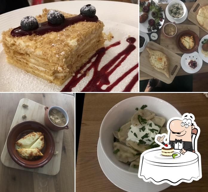 Matryoshka-restaurant russe-géorgien offre une sélection de desserts