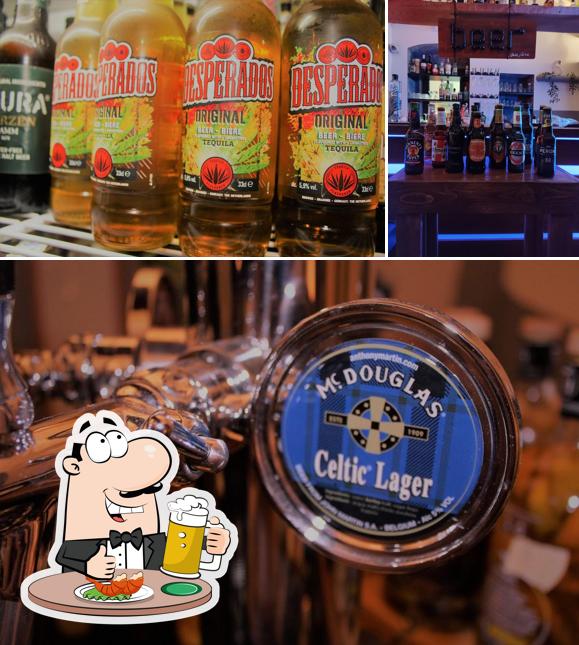 Puoi ordinare un rinfrescante bicchiere di birra chiara o scura