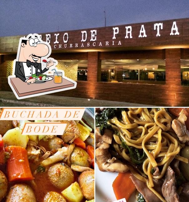 Esta é a imagem ilustrando comida e exterior a Churrascaria Arreio de Prata