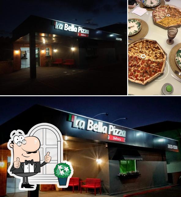 A exterior e pizza do restaurante