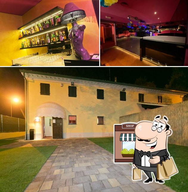 La immagine di esterno e bancone da bar da Pierrot Club
