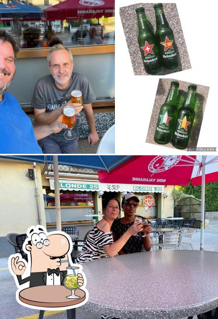 La foto della bevanda e interni di Bar le Stop