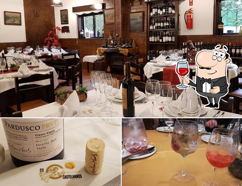 Es estupendo disfrutar de una copa de vino en Restaurante os Castelhanos