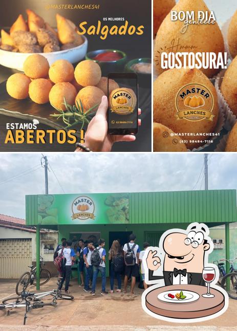 Confira a foto ilustrando comida e exterior no Master Lanches