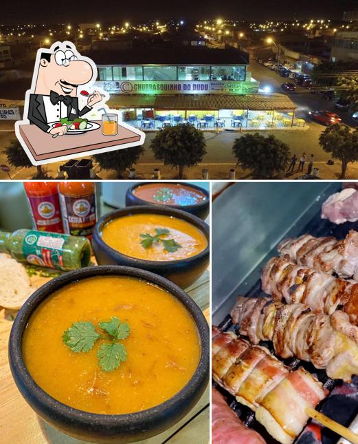 A comida e exterior do restaurante