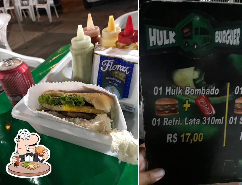 Deguste um dos hambúrgueres oferecidos no Caminhão Hulk Burguer