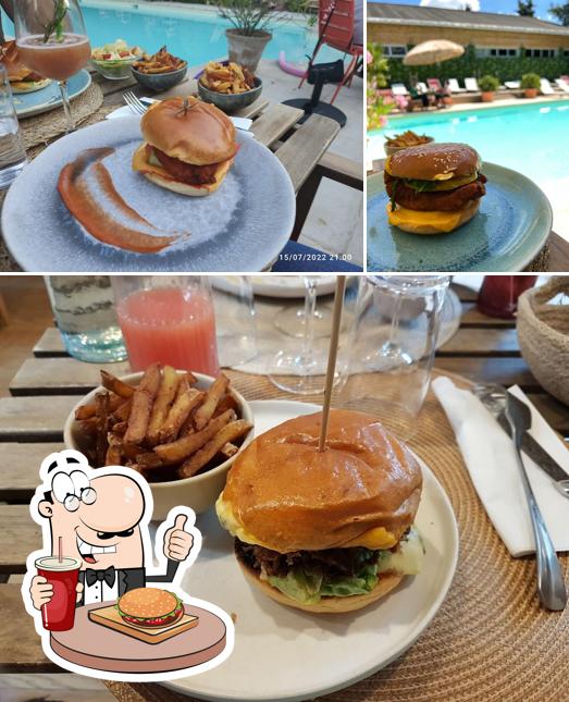 Prenez un hamburger à La Piscine Restaurant