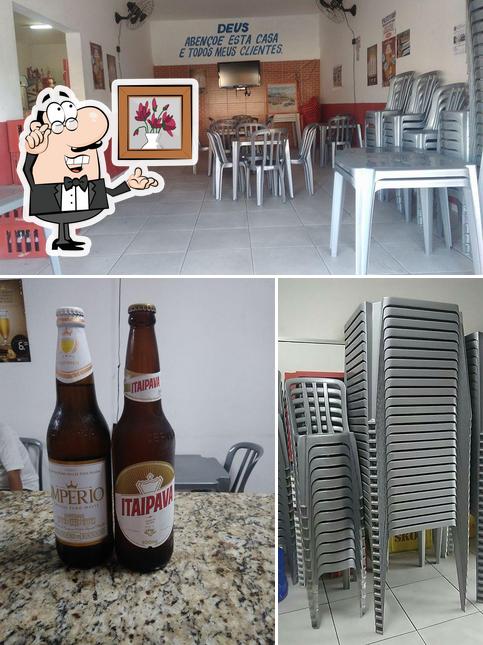 A imagem da interior e cerveja no Frank Bar