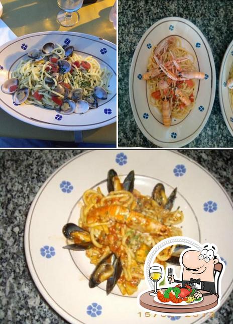 Bestellt verschiedene Meeresfrüchte, die von La Piazzetta serviert werden