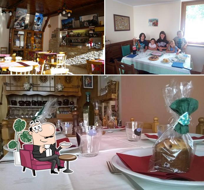 La foto di interni e tavolo da pranzo da osteria bastioli