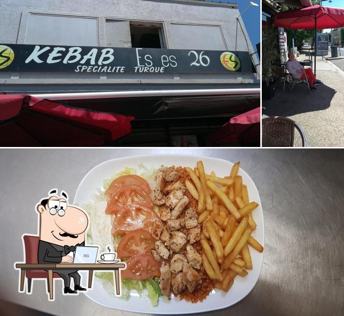 Parmi les différentes choses de la intérieur et la nourriture, une personne peut trouver sur ES ES 26 - Sandwich Kebab - Restauration rapide