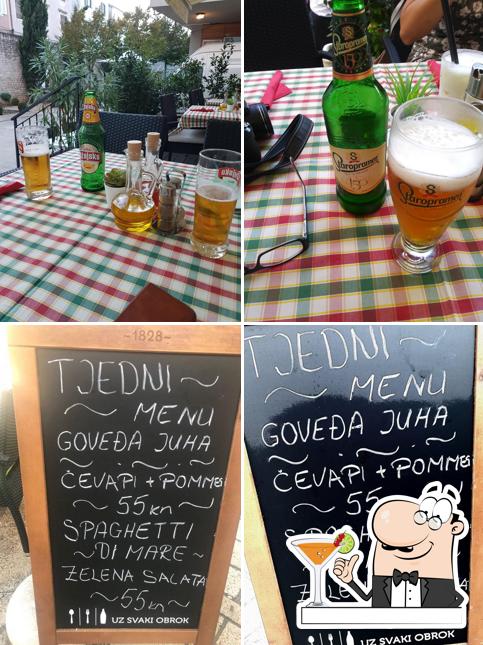 La bevanda e lavagna del ristorante