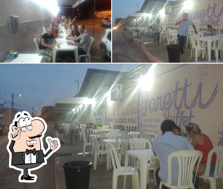 Sente em uma das mesas no Espetinho da Calçada
