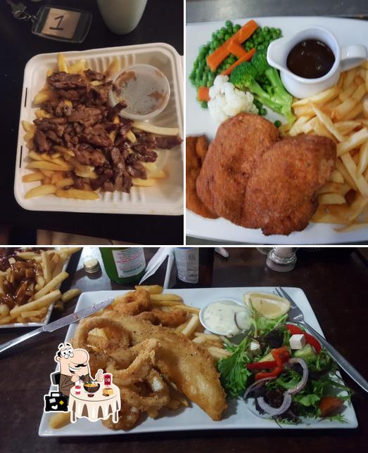 Взгляните на этот снимок, где видны еда и напитки в Ocean Crest Cafe