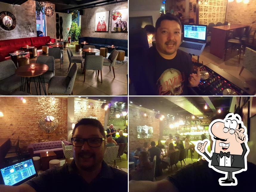 O interior do Garoa Bar Lounge