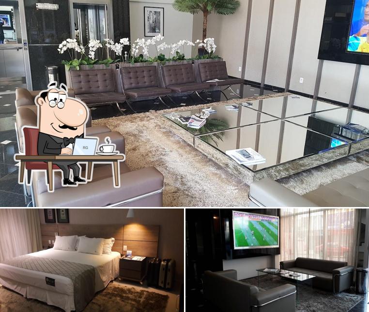 Sente em uma das mesas no Oscar Hotel Executive