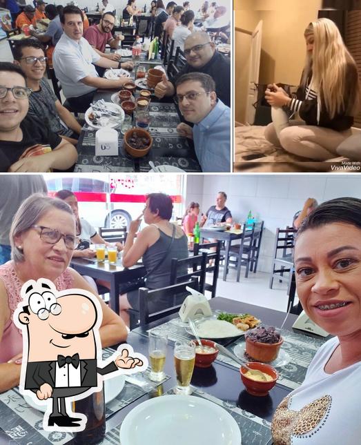 Dê uma olhada a ilustração apresentando interior e balcão de bar a Restaurante Claudio E Família