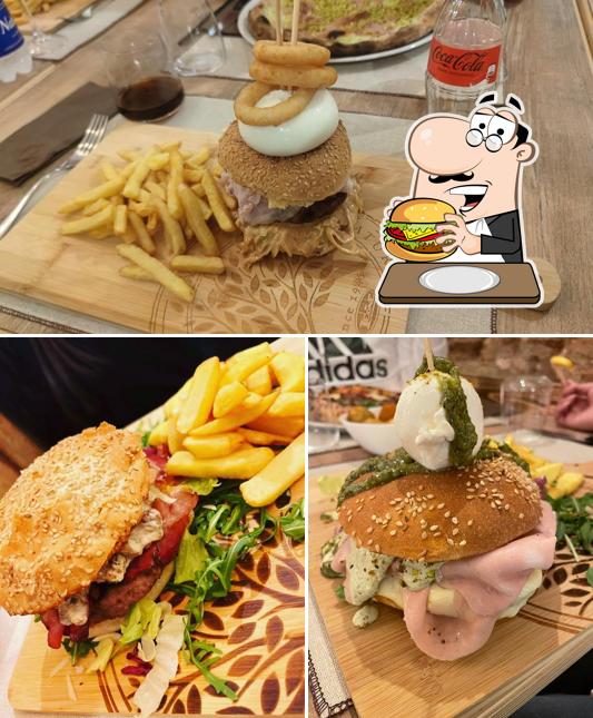 Prova un hamburger a TAVERNA PEPPINO (Ristorante Pizzeria Steakhouse)