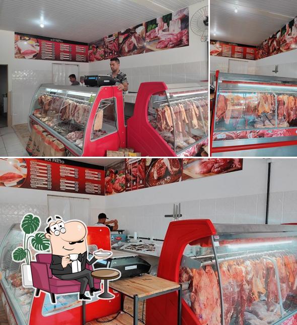 O interior do Barukk Burguer e Conveniência