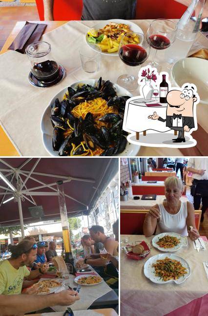 La foto della tavolo da pranzo e vino di Ristorante pizzeria Rosa